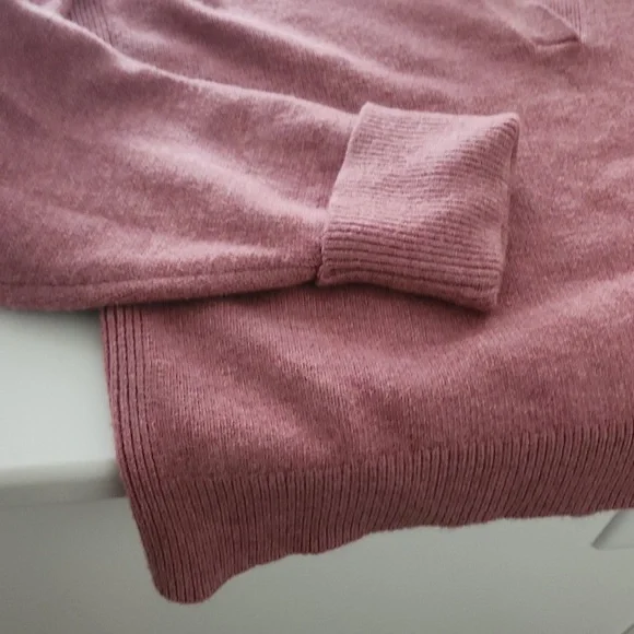 Like new sweater - Picture 3 of 4